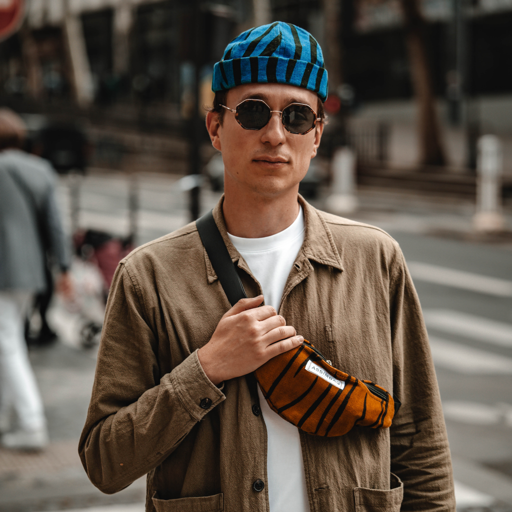 Homme avec docker banane bogolan