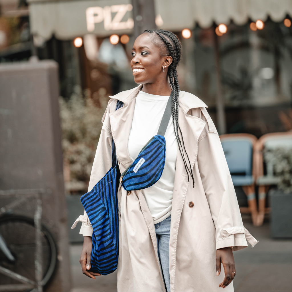 femme avec sac banane cabas bogolan